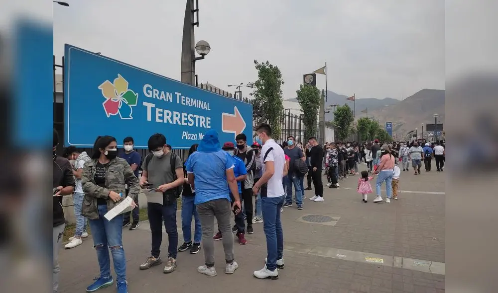 Algunos acudieron a vacunarse porque le piden el carné de vacunación en el trabajo. Foto: Pamela Advíncula / URPI-LR Algunos acudieron a vacunarse porque le piden el carné de vacunación en el trabajo. Foto: Pamela Advíncula / URPI-LR