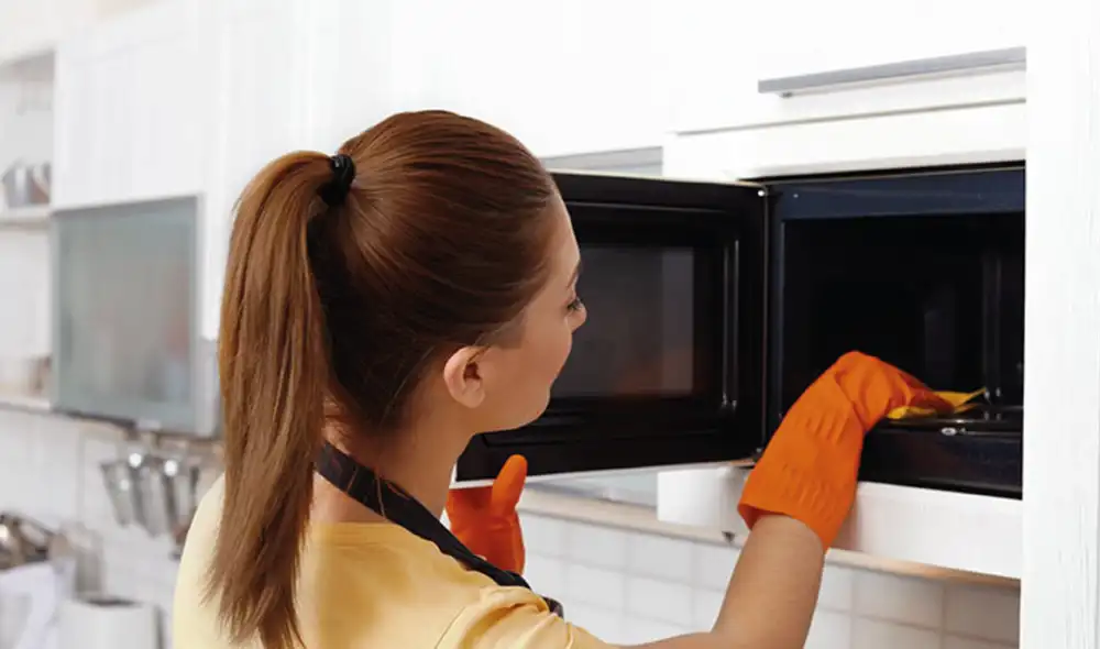 Limpiar el microondas puede resultar complicado si se ha acumulado grasa. Sin embargo, existen múltiples trucos para facilitar la tarea. Foto: Mejorconsalud