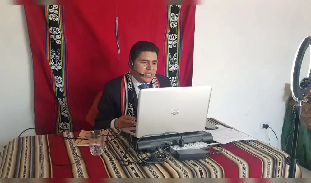 Arequipa. Docente cusqueño expuso su tesis de maestría en quechua, en la UNSA. Foto: Alexis Choque / URPI Arequipa. Docente cusqueño expuso su tesis de maestría en quechua, en la UNSA. Foto: Alexis Choque / URPI