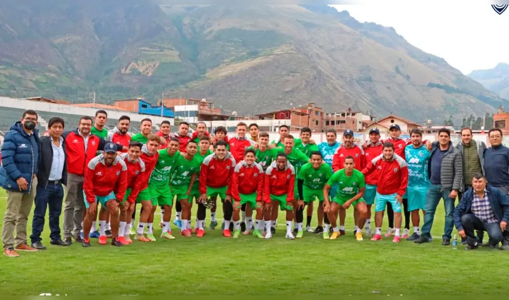 Bajo el hermoso paisaje de Calca, todo el plantel del equipo rojo. Foto: Club Cienciano