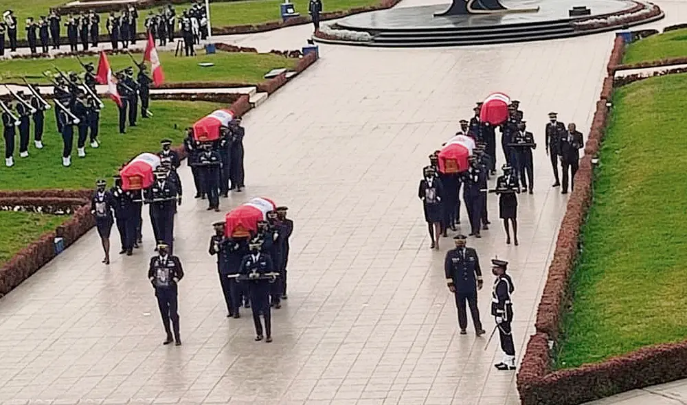 Homenaje. Los féretros de los efectivos de la FAP llegan a la Base Aérea de Las Palmas. Foto: difusión