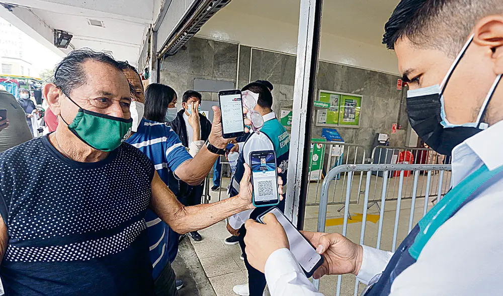 Código QR. Pasó de todo, desde ciudadanos cumplidos hasta desinformados. Mostrar el carnet ahora es una obligación. Foto: Félix Contreras/La República Código QR. Pasó de todo, desde ciudadanos cumplidos hasta desinformados. Mostrar el carnet ahora es una obligación. Foto: Félix Contreras/La República