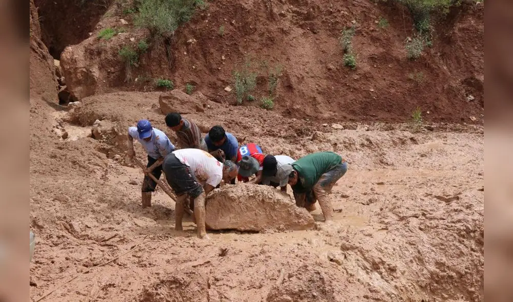 Los pobladores tratan de arreglar sus vías. Foto: MDU