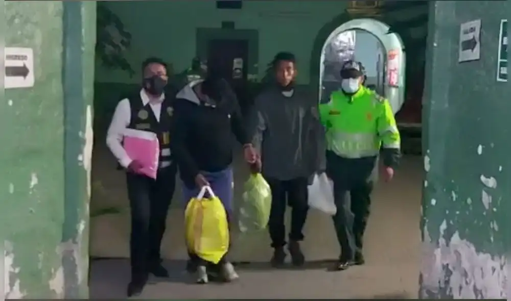 Arequipa. Delincuentes fueron detenidos y entregados a detectives de la Divincri. Foto: captura Aqp Mas Noticias Arequipa. Delincuentes fueron detenidos y entregados a detectives de la Divincri. Foto: captura Aqp Mas Noticias