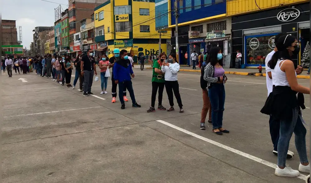 Una larga fila se formó desde temprano en el exterior del mercado Modelo de Chiclayo. Foto: Rosa Quincho/URPI-LR. Una larga fila se formó desde temprano en el exterior del mercado Modelo de Chiclayo. Foto: Rosa Quincho/URPI-LR.