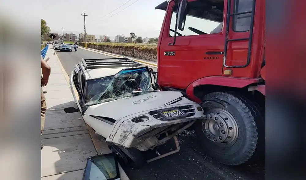 Chofer fue auxiliado y trasladado a una clínica. Foto: Municipalidad de Cayma Chofer fue auxiliado y trasladado a una clínica. Foto: Municipalidad de Cayma