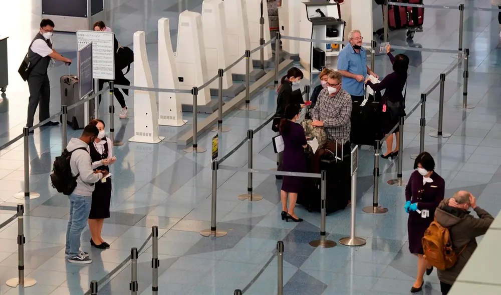 Crece la lista de países que cancelan la llegada de vuelos internacionales para frenar la expansión de la nueva variante del coronavirus. Foto: EFE