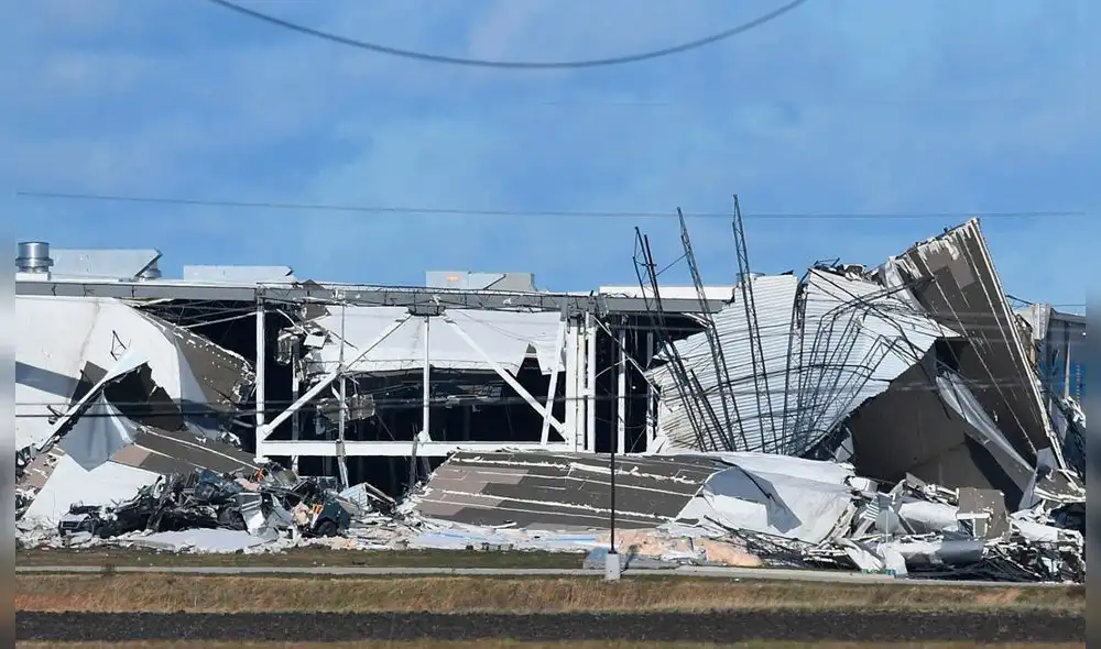 El Centro de Distribución de Amazon fue azotado por un tornado el viernes por la noche. Foto: AFP El Centro de Distribución de Amazon fue azotado por un tornado el viernes por la noche. Foto: AFP