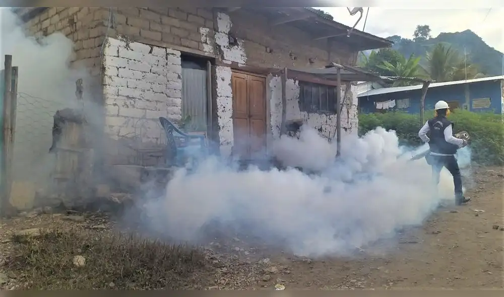 Personal de salud realiza fumigación de viviendas para evitar brote del dengue en Nuevo Aserradero. Foto: Red de Salud de Utcubamba.