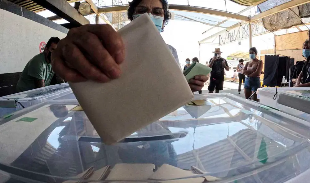 Los vocales de mesa desarrollarán dicha función en los mismos recintos de la primera vuelta. Foto: AFP