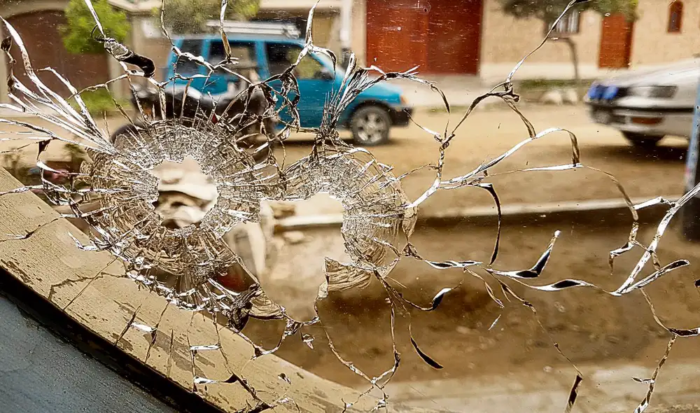 Inseguridad. Las balas disparadas por dos sicarios atravesaron la vivienda de Ángel Loyola y acabaron con la vida de su hijo. El asesinato sigue impune. Foto: difusión