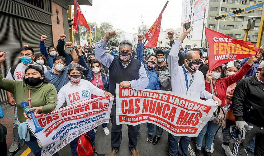 Alcance. La norma beneficiaría a los que trabajan más de dos años como CAS. Foto: La República