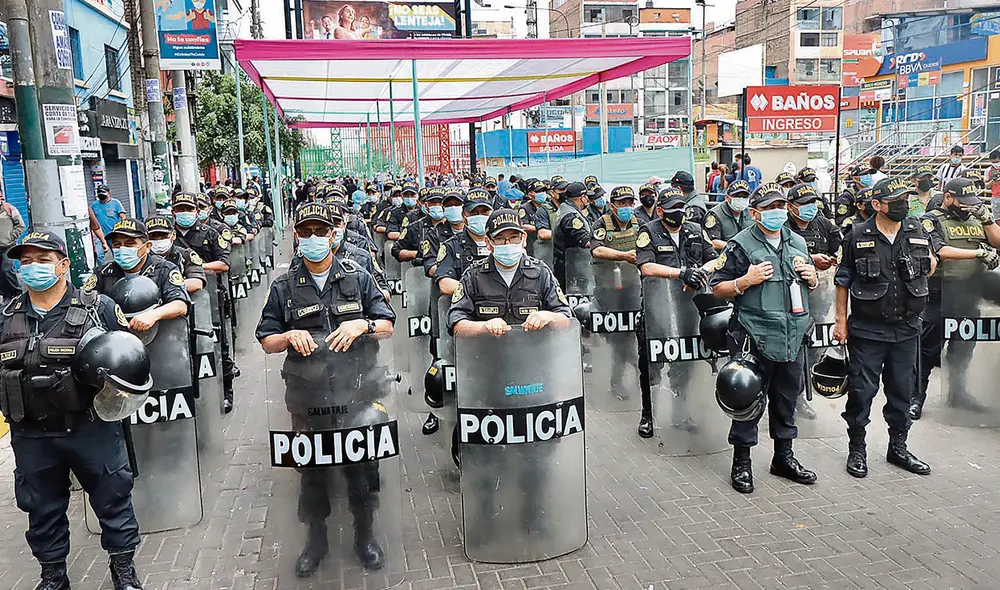 Brigadas. La policía desplazó personal de fuerzas especiales para recuperar las áreas públicas en el sector de Gamarra. Foto: Mininter