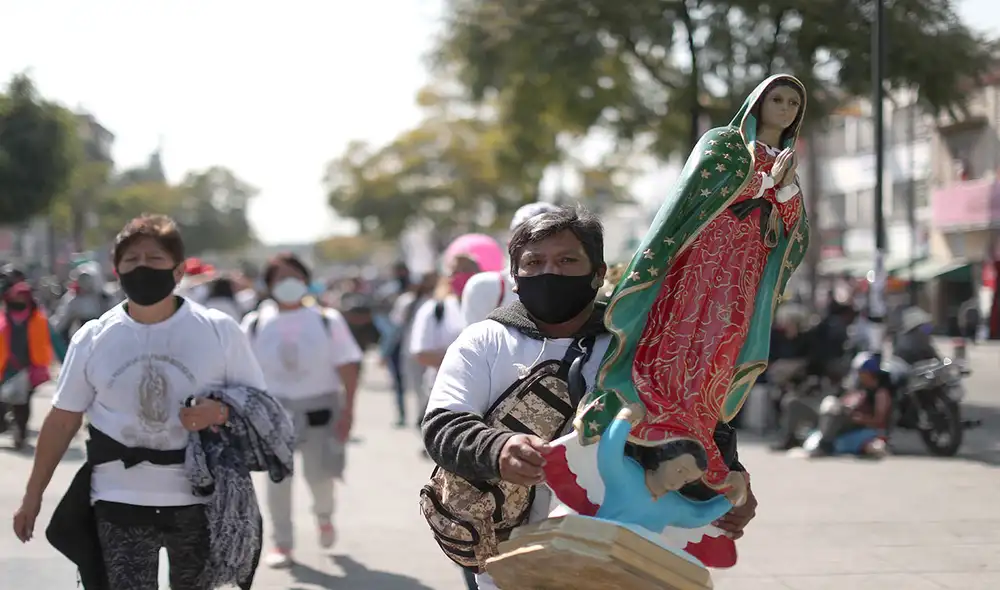 Cientos de fieles católicos asisten a la Basílica de Guadalupe hoy, en Ciudad de México (México). Foto: EFE