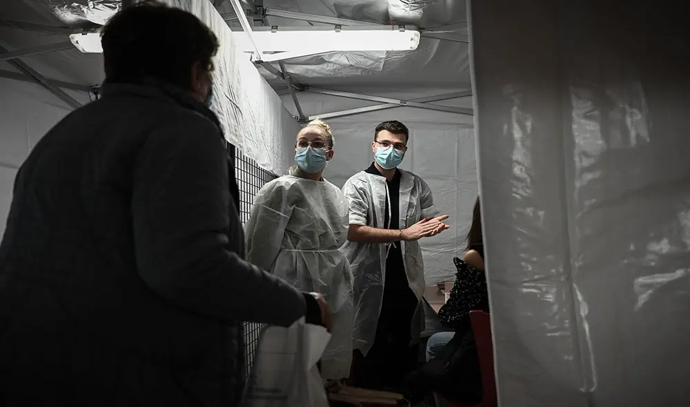 Las autoridades en Francia han resaltado que la vacunación contra la COVID-19 le han permitido atenuar la incidencia de coronavirus. Foto: AFP Las autoridades en Francia han resaltado que la vacunación contra la COVID-19 le han permitido atenuar la incidencia de coronavirus. Foto: AFP