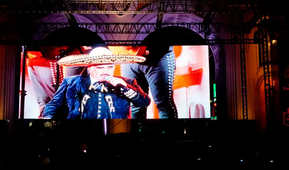 Una pantalla muestra el concierto de Vicente Fernández en Guadalajara el 17 de abril de 2016. Foto: AFP
