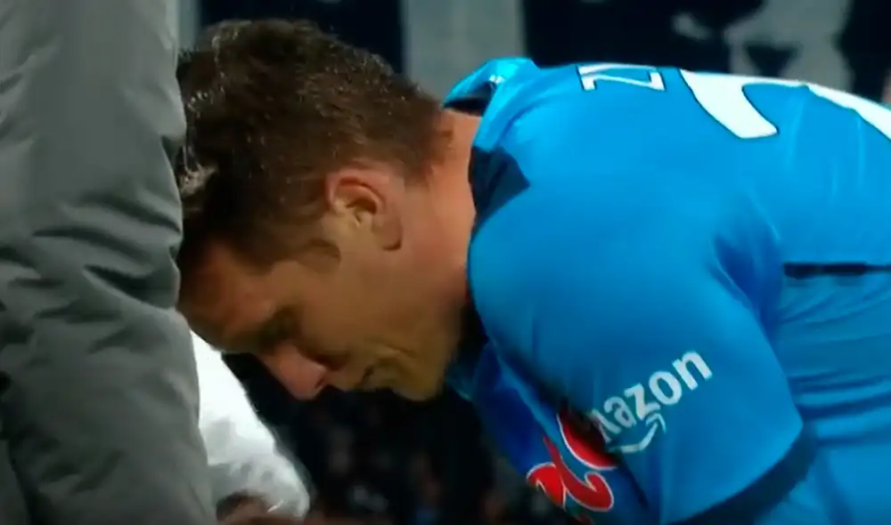 El polaco Zielinski tuvo un problema respiratorio y tuvo que dejar el campo de juego. Fuente: Captura de ESPN El polaco Zielinski tuvo un problema respiratorio y tuvo que dejar el campo de juego. Fuente: Captura de ESPN