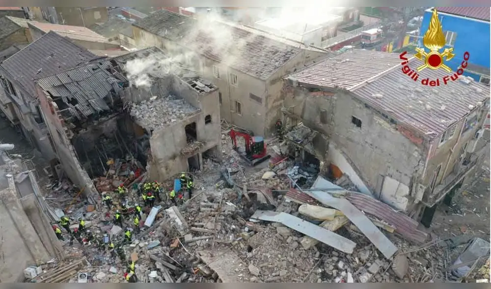 Vista aérea del derrumbe del edificio producido por la explosión en Ravanusa, Sicilia. Foto: EFE Vista aérea del derrumbe del edificio producido por la explosión en Ravanusa, Sicilia. Foto: EFE