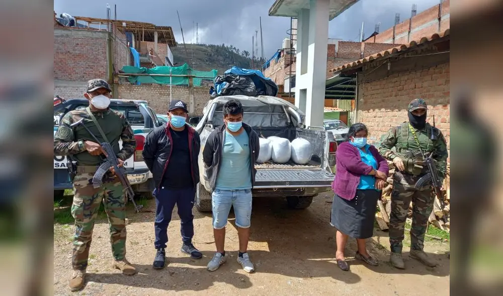 Detenidos transportaban 15 paquetes forrados con cinta de embalaje transparente. Foto: PNP Detenidos transportaban 15 paquetes forrados con cinta de embalaje transparente. Foto: PNP