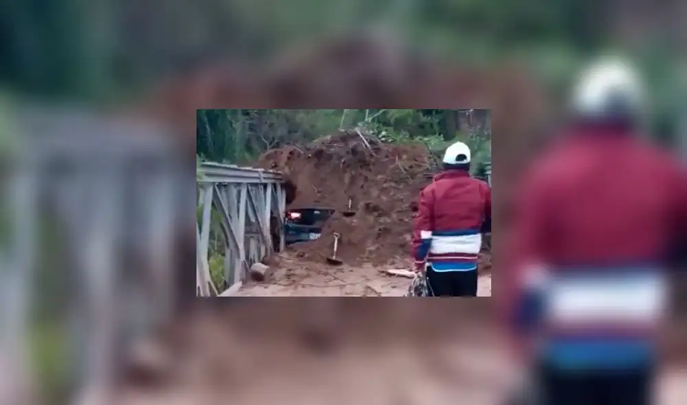 El vehículo quedo tapado por el barro y piedras. Foto: captura video Hco Tv El vehículo quedo tapado por el barro y piedras. Foto: captura video Hco Tv