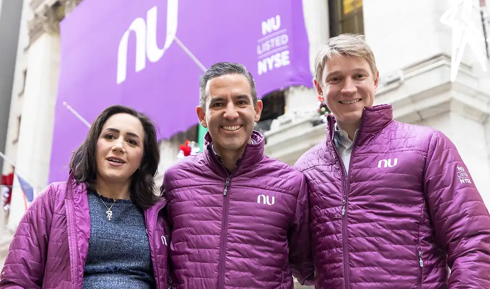 La cofundadora de NuBank, Cristina Junqueira, el CEO David Velez y el cofundador Edward Wible posan frente a la Bolsa de Valores de Nueva York el día de la oferta pública inicial de la compañía en Nueva York. Foto: EFE