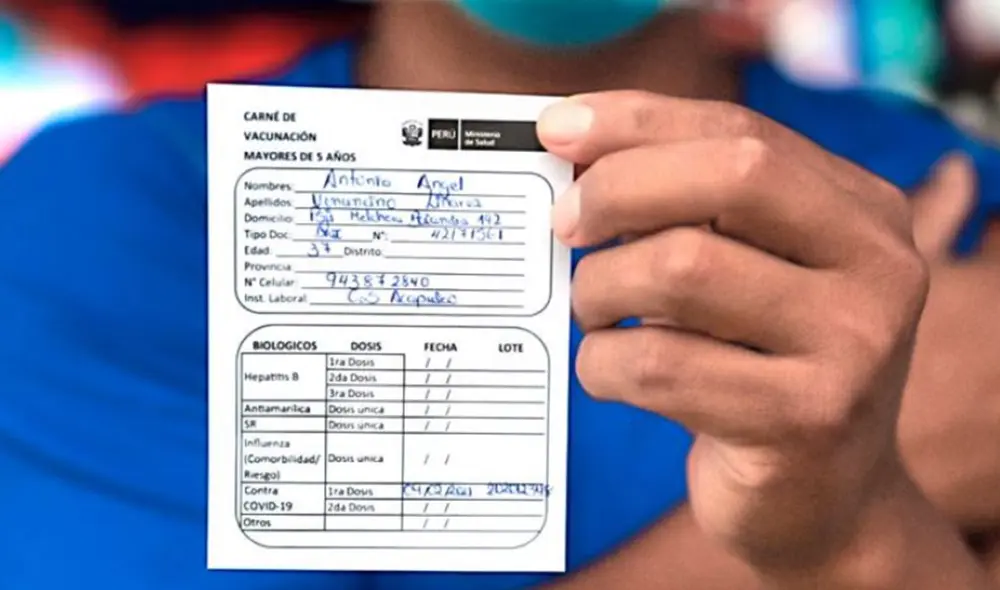 El carnet de vacunación acredita que una persona recibió las dos dosis contra la COVID-19. Foto: Ministerio de Salud El carnet de vacunación acredita que una persona recibió las dos dosis contra la COVID-19. Foto: Ministerio de Salud