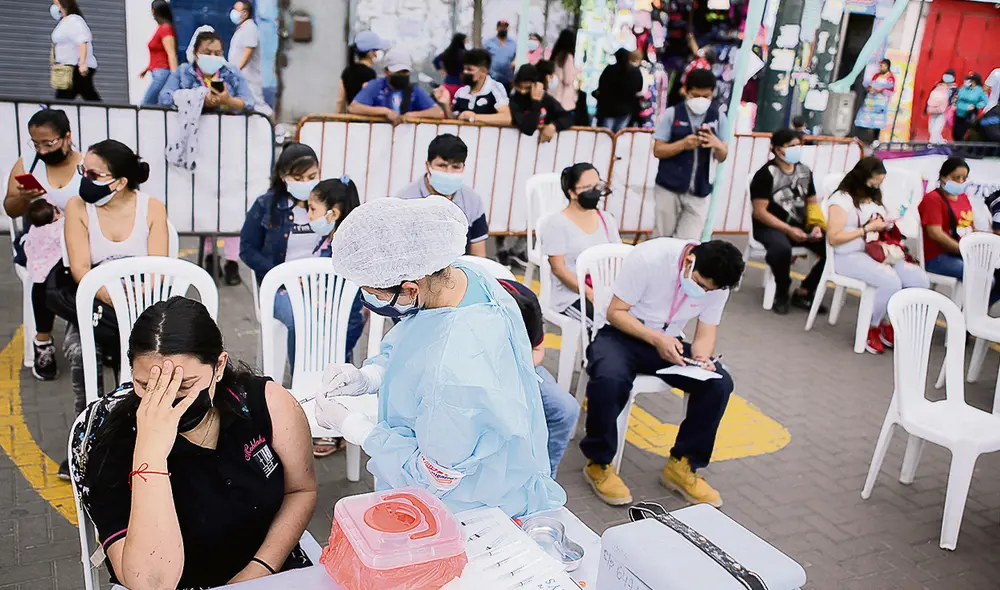 Avance. El Perú llegó al 71% de su población con ambas dosis. Se quiere llegar al 80% en diciembre y avanzar con tercera dosis. Dependerá de la población. Foto: John Reyes/ La República
