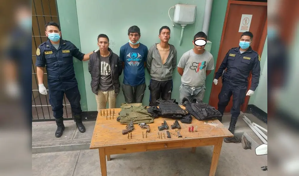 Cuatro sujetos llevaban arsenal de armas en saco de polietileno. Foto: PNP Cuatro sujetos llevaban arsenal de armas en saco de polietileno. Foto: PNP