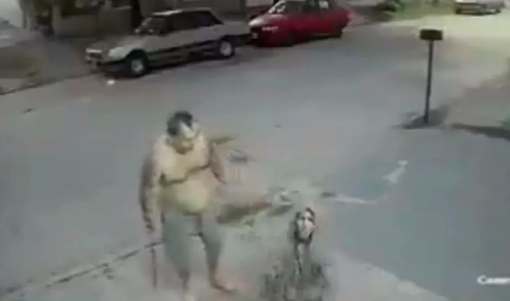 La víctima, machete en mano, empuja al delincuente para reducirlo. Foto: La Nación La víctima, machete en mano, empuja al delincuente para reducirlo. Foto: La Nación