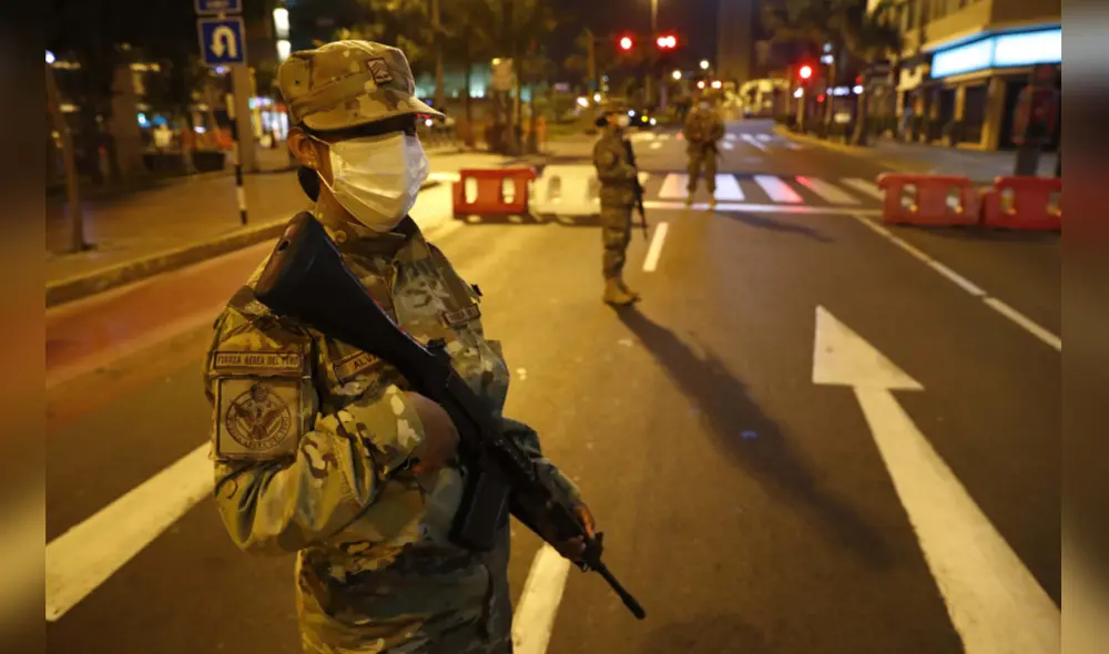 El Ejecutivo dispuso la prohibición de reuniones sociales, incluidas las visitas a familiares. Foto: EFE