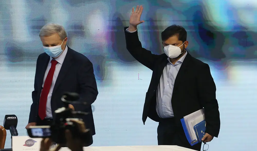Gabriel Boric (d) sigue siendo el candidato presidencial con más posibilidades de ganar en Chile, pese a la subida en las estimaciones de voto de José Antonio Kast (i). Foto: EFE
