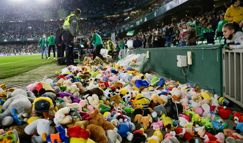 Real Betis realiza la 'lluvia de peluches' cada año. Foto: Real Betis.