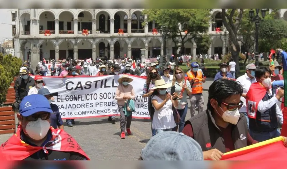 Trabajadores protagonizaron, este lunes, una protesta por las calles de Arequipa. Foto: Roxana Fernández/La República