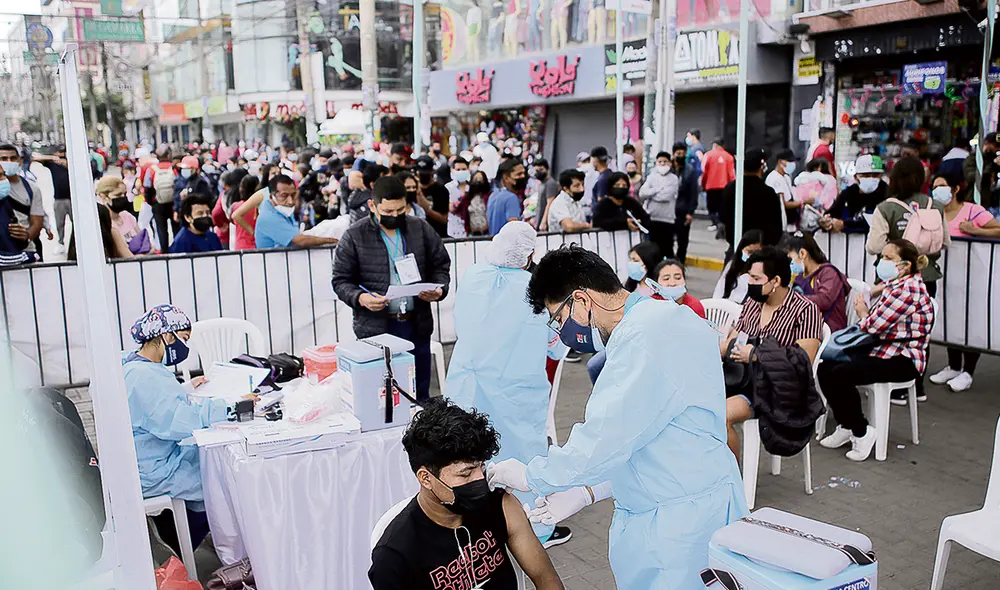 Nunca es tarde. Regresaron las colas en los vacunatorios desde que se exige el carnet con las 2 dosis. En Gamarra se ha instalado un punto de inmunización. Foto: John Reyes/La República