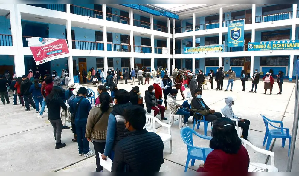 Puno. Población formó colas para ser inmunizados. Población asiste por obligatoriedad de carné de vacunación. Foto: Juan Carlos Cisneros/La República Puno. Población formó colas para ser inmunizados. Población asiste por obligatoriedad de carné de vacunación. Foto: Juan Carlos Cisneros/La República