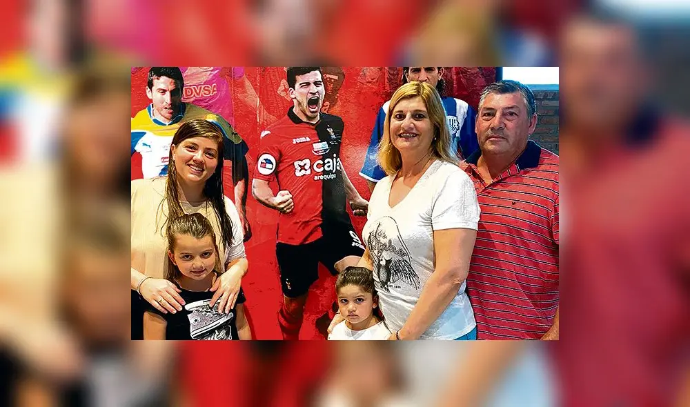 Orgullo. La familia de Cuesta posa junto a la foto que reproduce el grito de gol del argentino. Orgullo. La familia de Cuesta posa junto a la foto que reproduce el grito de gol del argentino.