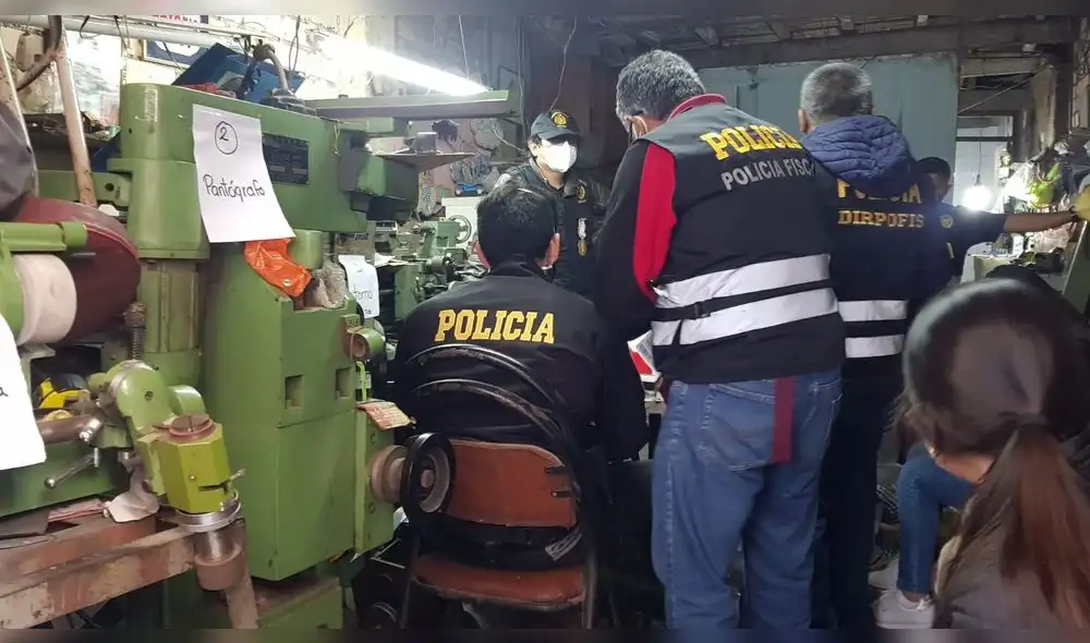 Al interior de la vivienda en El Agustino se hallaron gran cantidad de monedas de 5 soles y maquinaria pesada. Foto: URPI-GLR