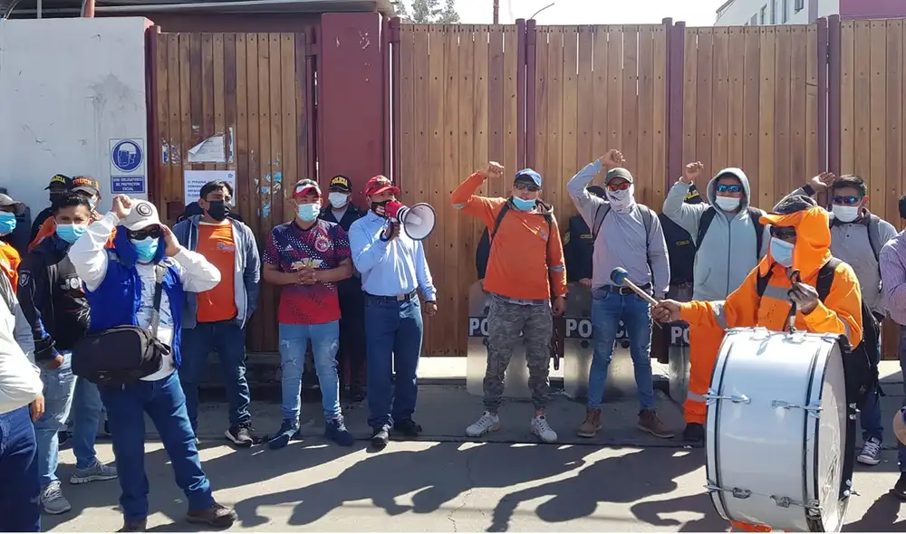 Los trabajadores afectados realizaron una protesta en los exteriores de la sede del Gobierno Regional de Arequipa. Foto: URPI/Alexis Choque Los trabajadores afectados realizaron una protesta en los exteriores de la sede del Gobierno Regional de Arequipa. Foto: URPI/Alexis Choque