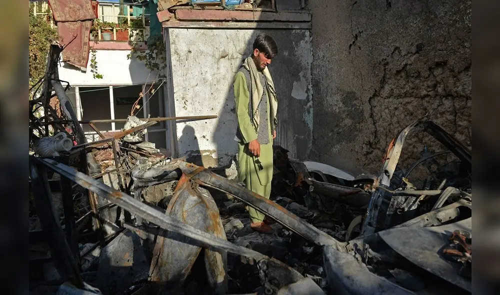 Un familiar de Ezmarai Ahmadi observa los restos de un vehículo dañado por el ataque de un dron estadounidense del 29 de agosto. Foto: AFP