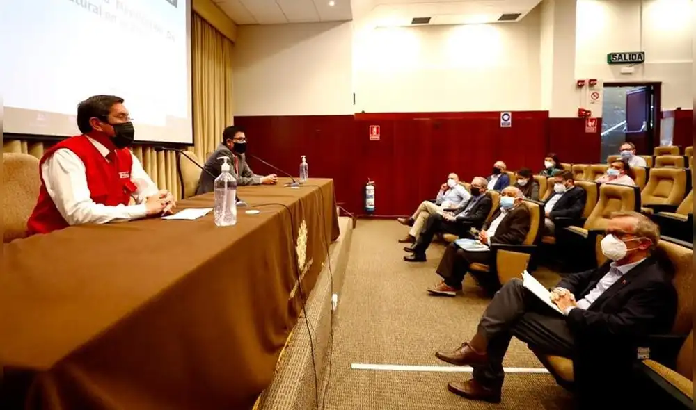 Mesa ejecutiva para la masificación del gas natural. Chávez afirmó que todas las propuestas de los integrantes serán escuchadas en virtud al diálogo horizontal y transparente que se promoverá. Foto: Minem