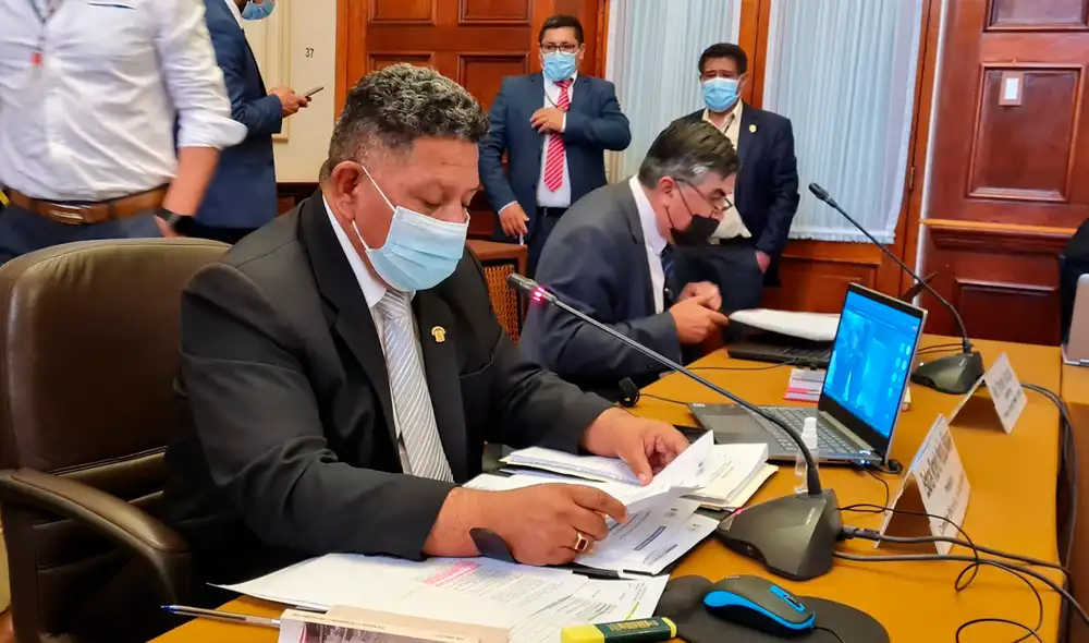 Esdras Medina, de Renovación Popular, y Álex Paredes, de Perú Libre. Foto: Comisión de Educación