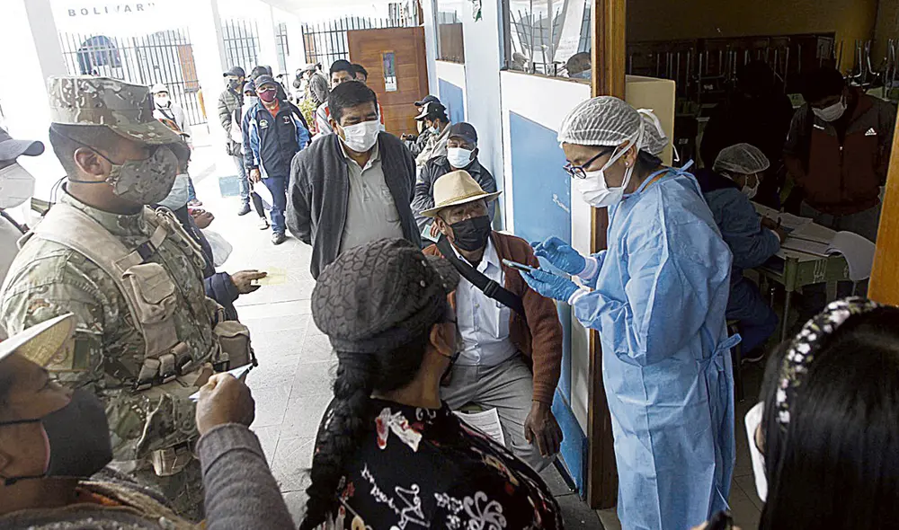 Control. El Minsa tiene los medios para detectar el registro irregular de personas no vacunadas. De hallar a los culpables, serán severamente sancionados. Foto: Juan Carlos Cisneros/La República Control. El Minsa tiene los medios para detectar el registro irregular de personas no vacunadas. De hallar a los culpables, serán severamente sancionados. Foto: Juan Carlos Cisneros/La República