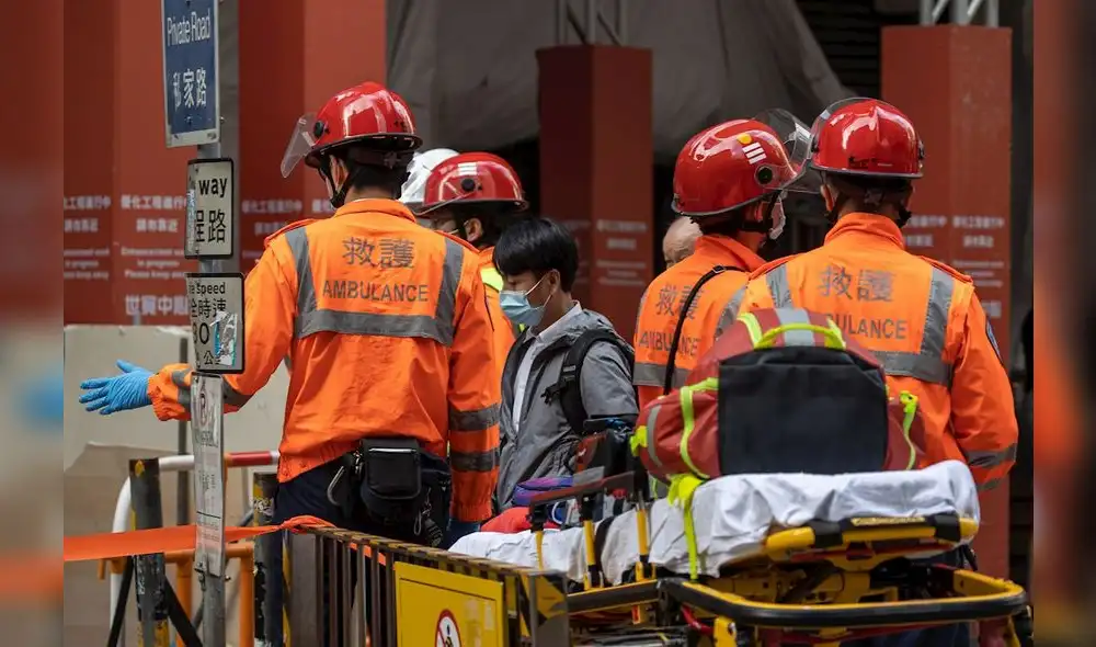 Un hombre pasa junto a los paramédicos después de ser evacuado del edificio del World Trade Center en Causeway Bay. Foto: EFE Un hombre pasa junto a los paramédicos después de ser evacuado del edificio del World Trade Center en Causeway Bay. Foto: EFE