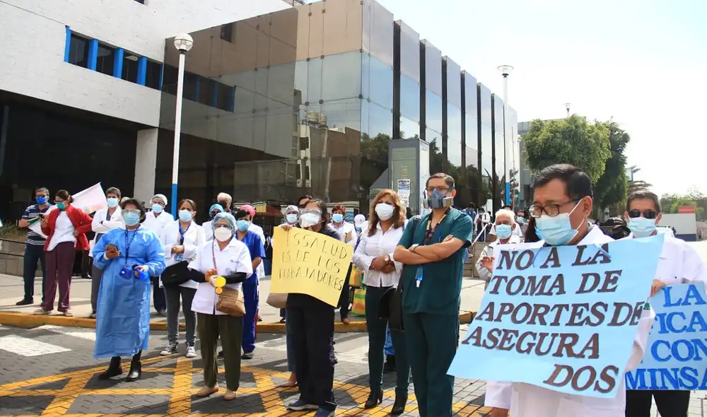 Los galenos realizaron la protesta en el frontis del Hospital Metropolitano Carlos Alberto Seguín Escobedo. Foto: Zintia Fernández/La República Los galenos realizaron la protesta en el frontis del Hospital Metropolitano Carlos Alberto Seguín Escobedo. Foto: Zintia Fernández/La República