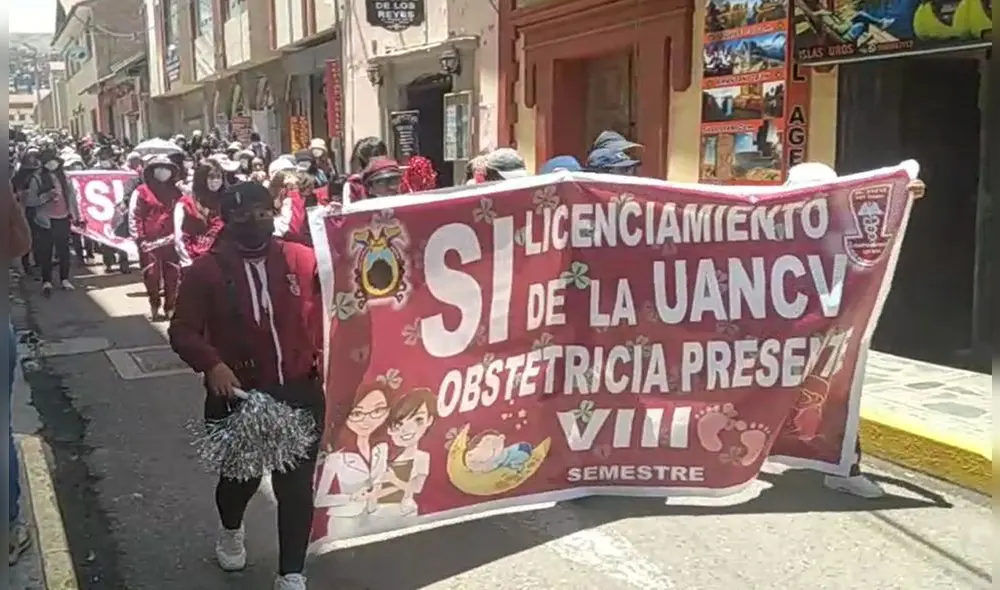 Estudiantes marcharon por las diferentes calles para expresar su reclamo. Foto: captura de La República Estudiantes marcharon por las diferentes calles para expresar su reclamo. Foto: captura de La República