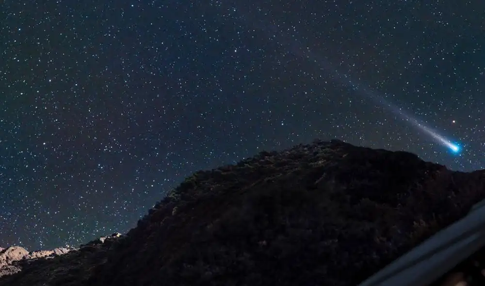 El cometa Leonard captado la semana pasada en un cielo oscuro, alejado de la ciudad, en Montsec, España. Foto: Alex Roig / Twitter