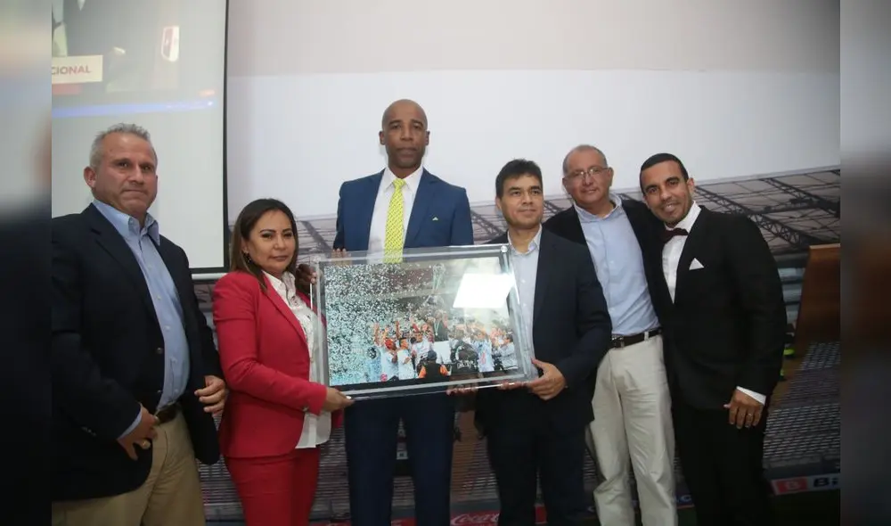 Luis Guadalupe recibió el cuadro con la foto del equipo campeón del 2011. Foto: Club Juan Aurich