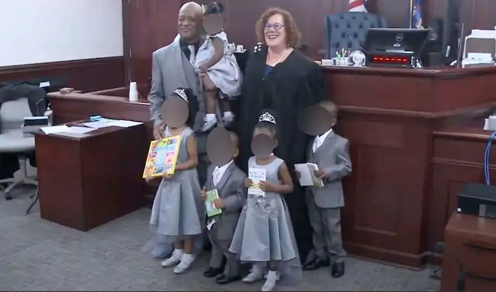 Los afortunados hermanitos no tuvieron que separarse, pues encontraron en Lamont al padre que esperaron por mucho tiempo. Foto: captura de Facebook