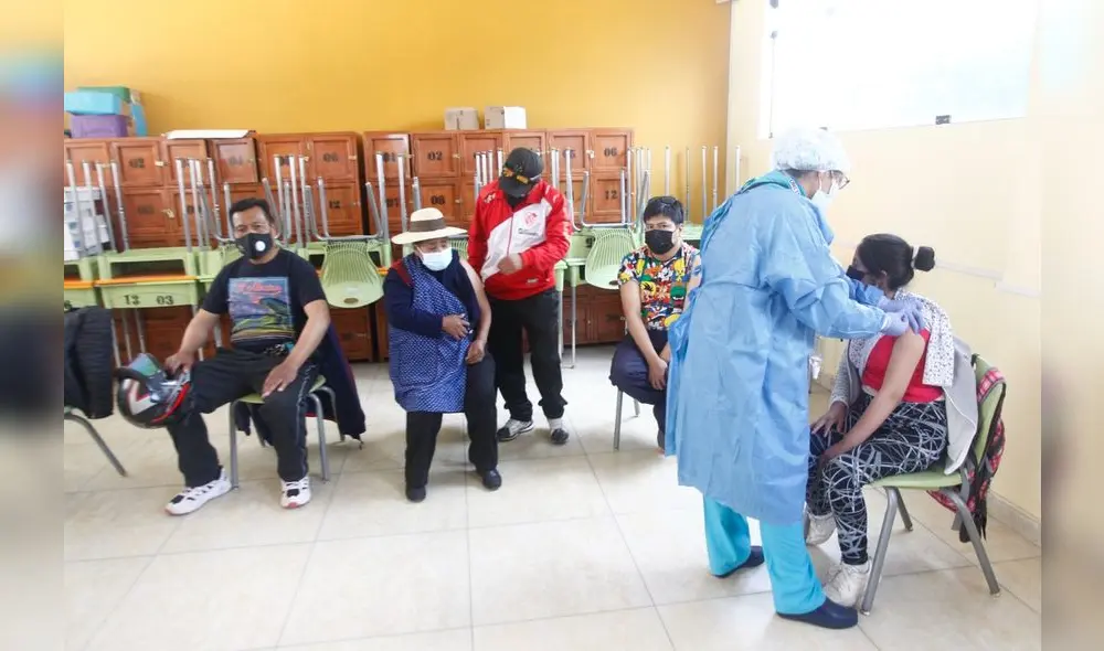 Largas colas se forman en puntos de vacunación. Foto: Juan Carlos Cisneros/La República Largas colas se forman en puntos de vacunación. Foto: Juan Carlos Cisneros/La República