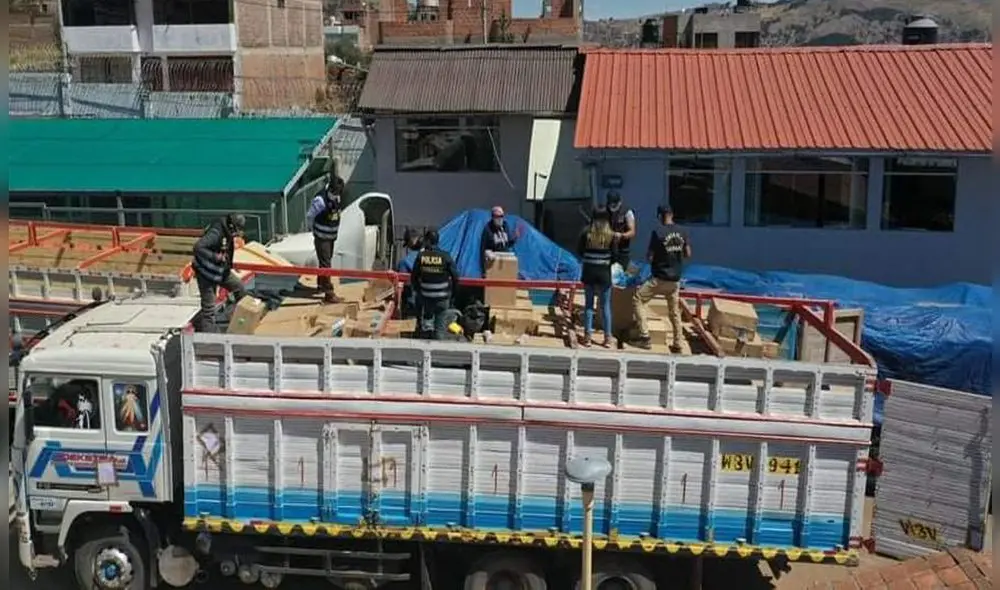 Vehículo fue intervenido en la vía Juliaca – Huancané. Foto: Policía Fiscal Vehículo fue intervenido en la vía Juliaca – Huancané. Foto: Policía Fiscal